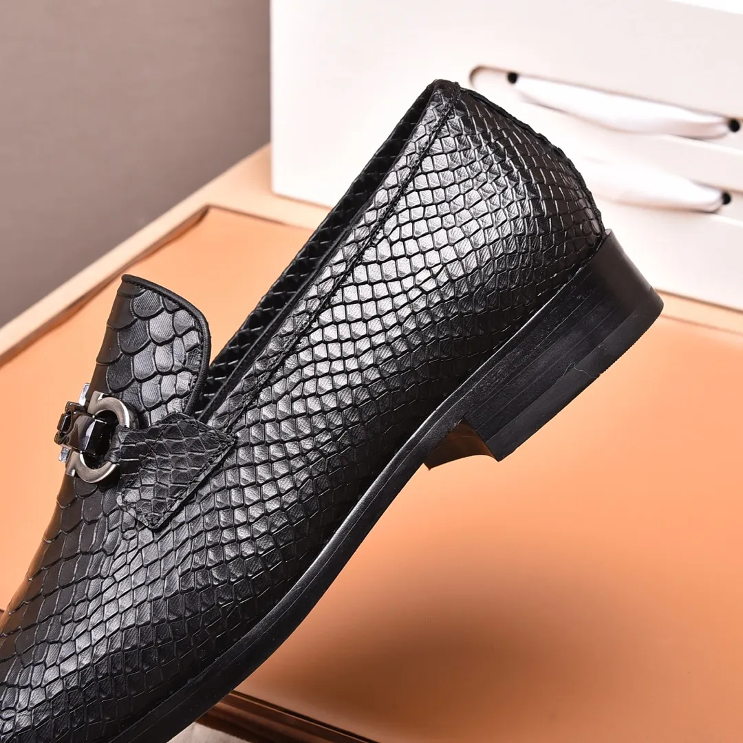 Men's shoes 💰540📛📛(water-dyed cowhide) Salvatore Ferragamo high-end (Salvatore Ferragamo) is the world's top luxury footwear brand. It comes from the fashion kingdom of Italy and is famous all over the world for its traditional handmade design and novel styles...🚶🏻🚶🏻New suit shoes are available simultaneously at the counter. This model is purely handmade. The fabric is imported from Italy's original first-layer cowhide. Soft water-dyed cowhide lining. Original authentic outsole🌀🌀Size: 38➖45